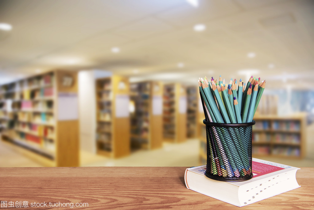 纸间时光 木桌之上，现代图书馆中报刊的沉思