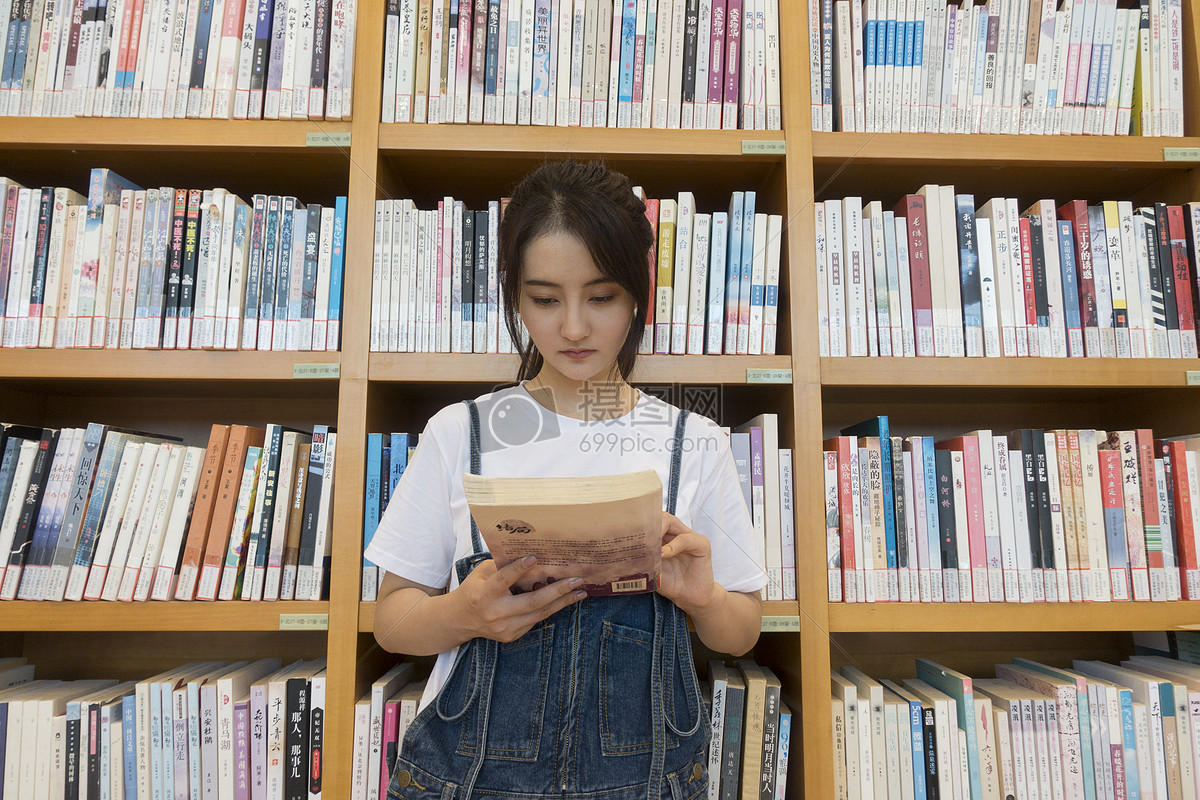 图书馆中的静谧力量 一位女同学的复习时光